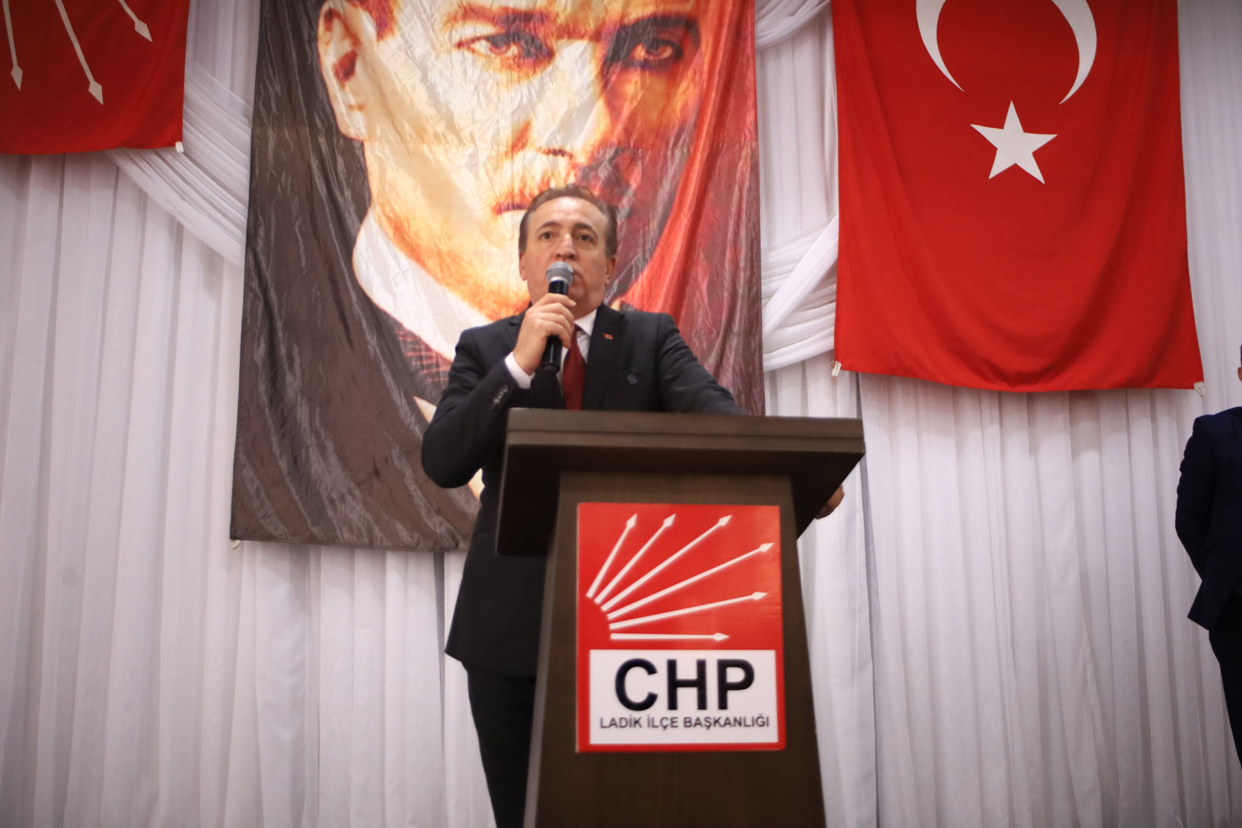 CHP BÜYÜKŞEHİR BELEDİYE BAŞKAN ADAYI CEVAT ÖNCÜ LADİK’TE KONUŞTU